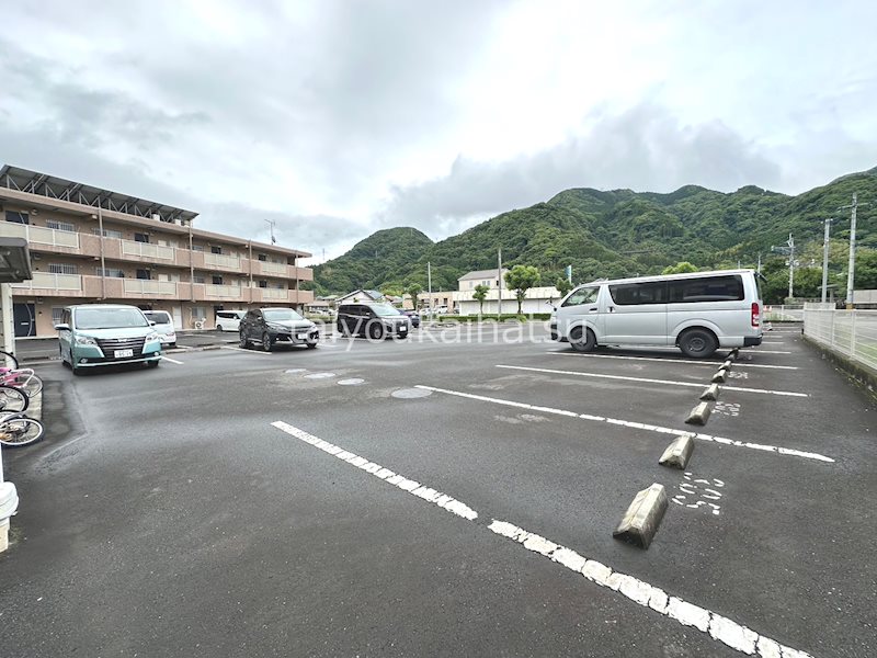 フロスト平松 駐車場